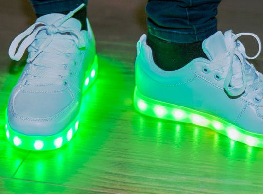 iets wenselijk Makkelijk te lezen Waar kan ik LED schoenen kopen ? - Tips & Trucs.
